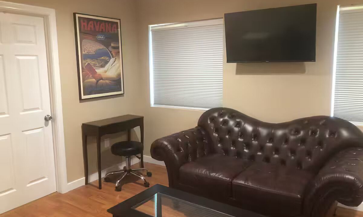Photo of Livingroom in Woodland Hills