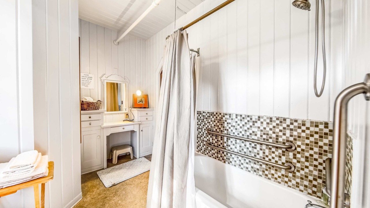 Photo of Bathroom in Gearhart