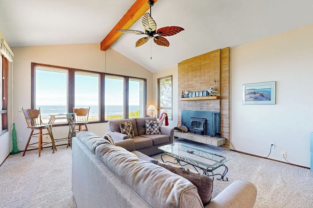Photo of Livingroom in Seal Rock