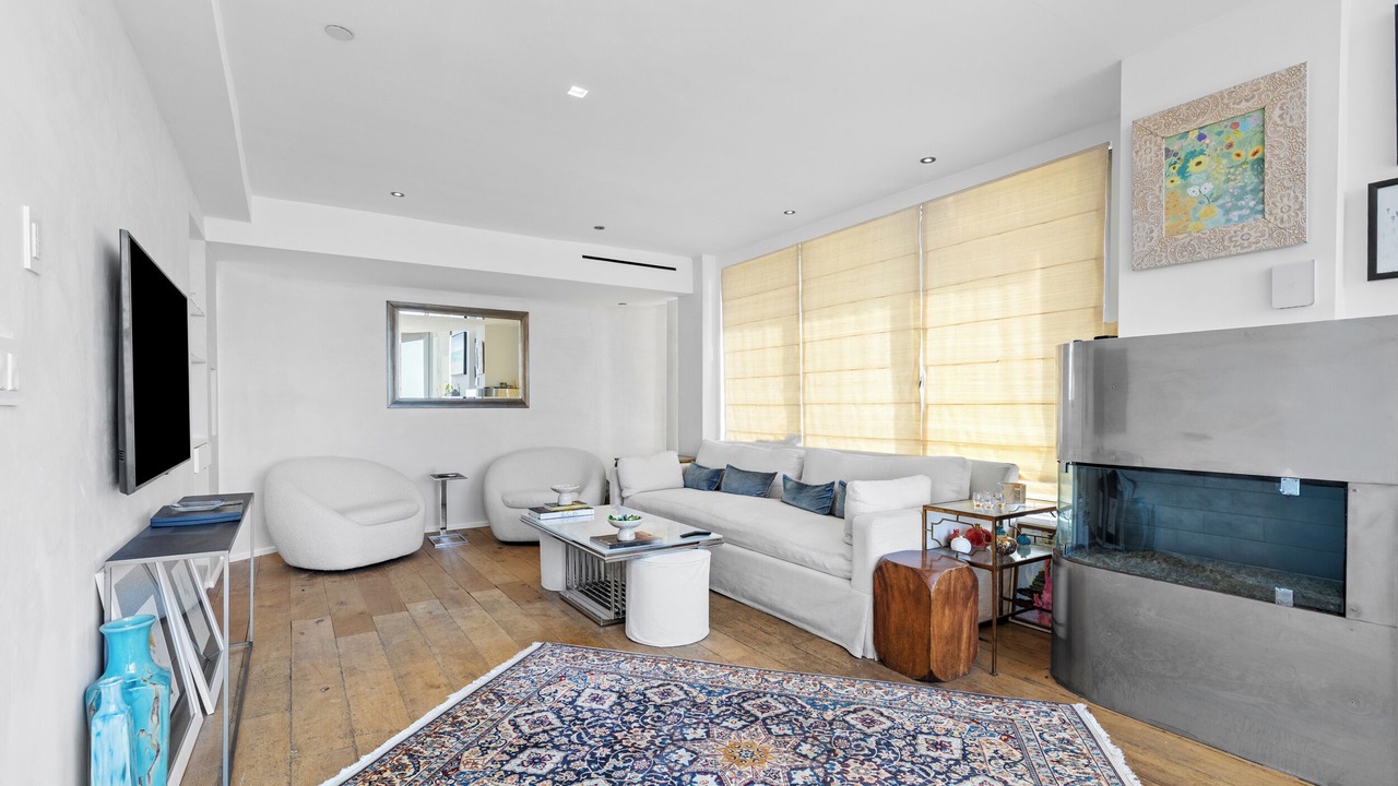 Photo of Livingroom in Downtown