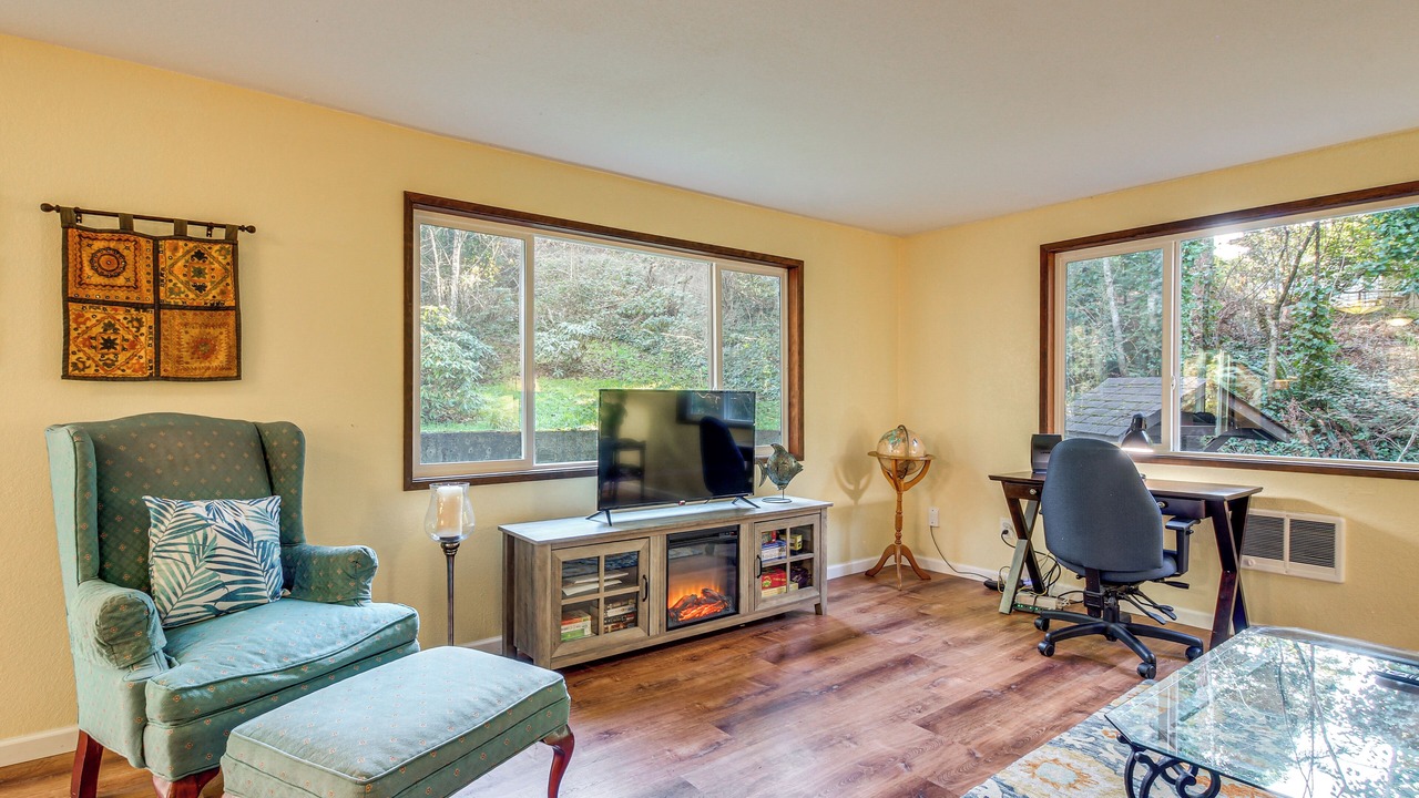 Photo of Livingroom in Coos Bay