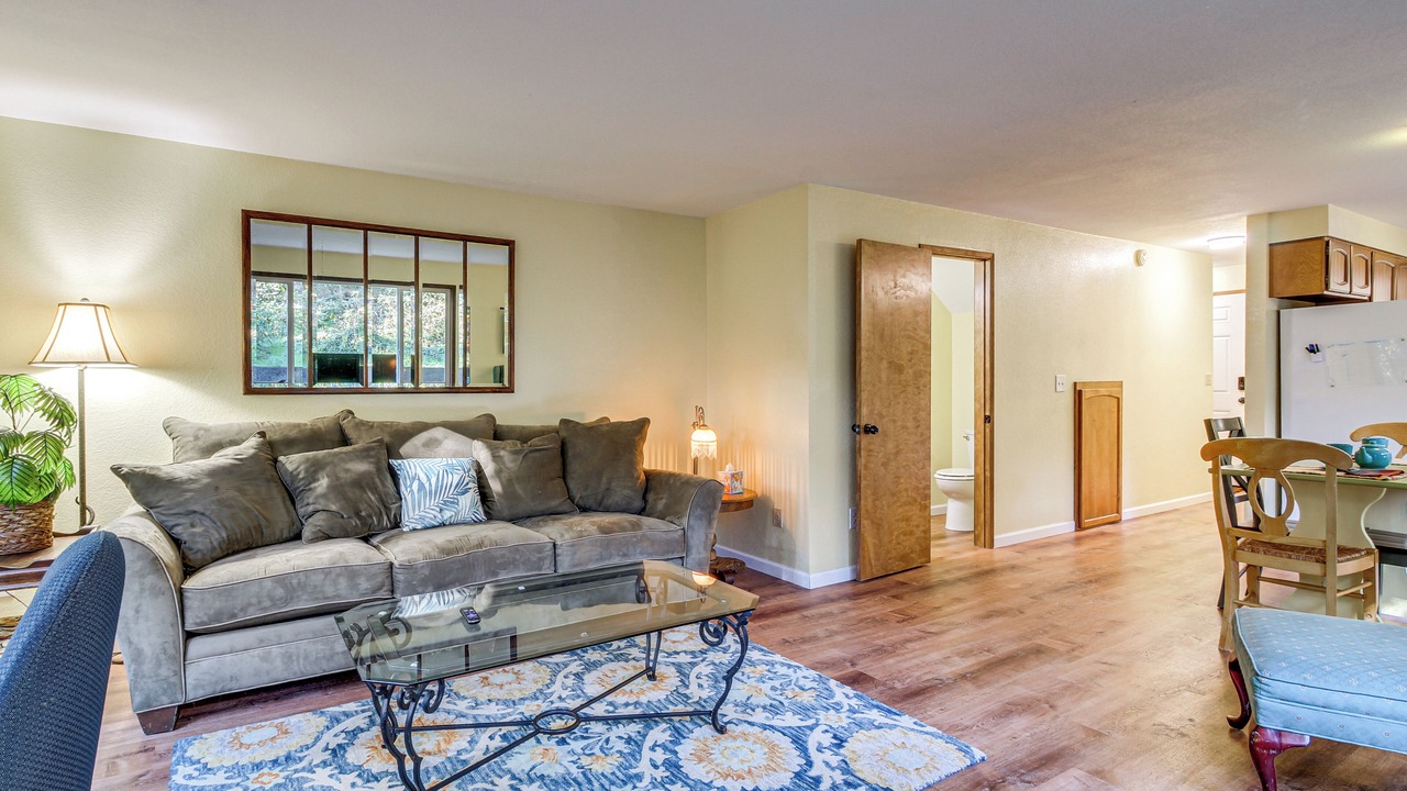Photo of Livingroom in Coos Bay