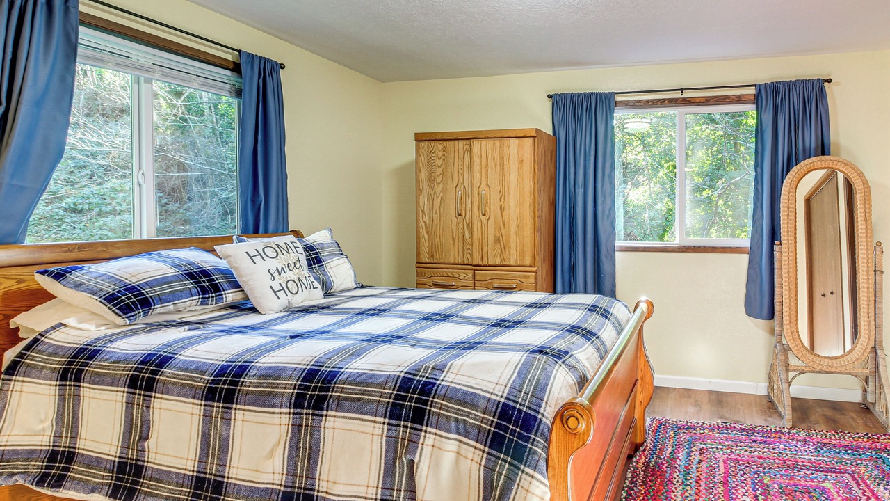 Photo of Bedroom in Coos Bay