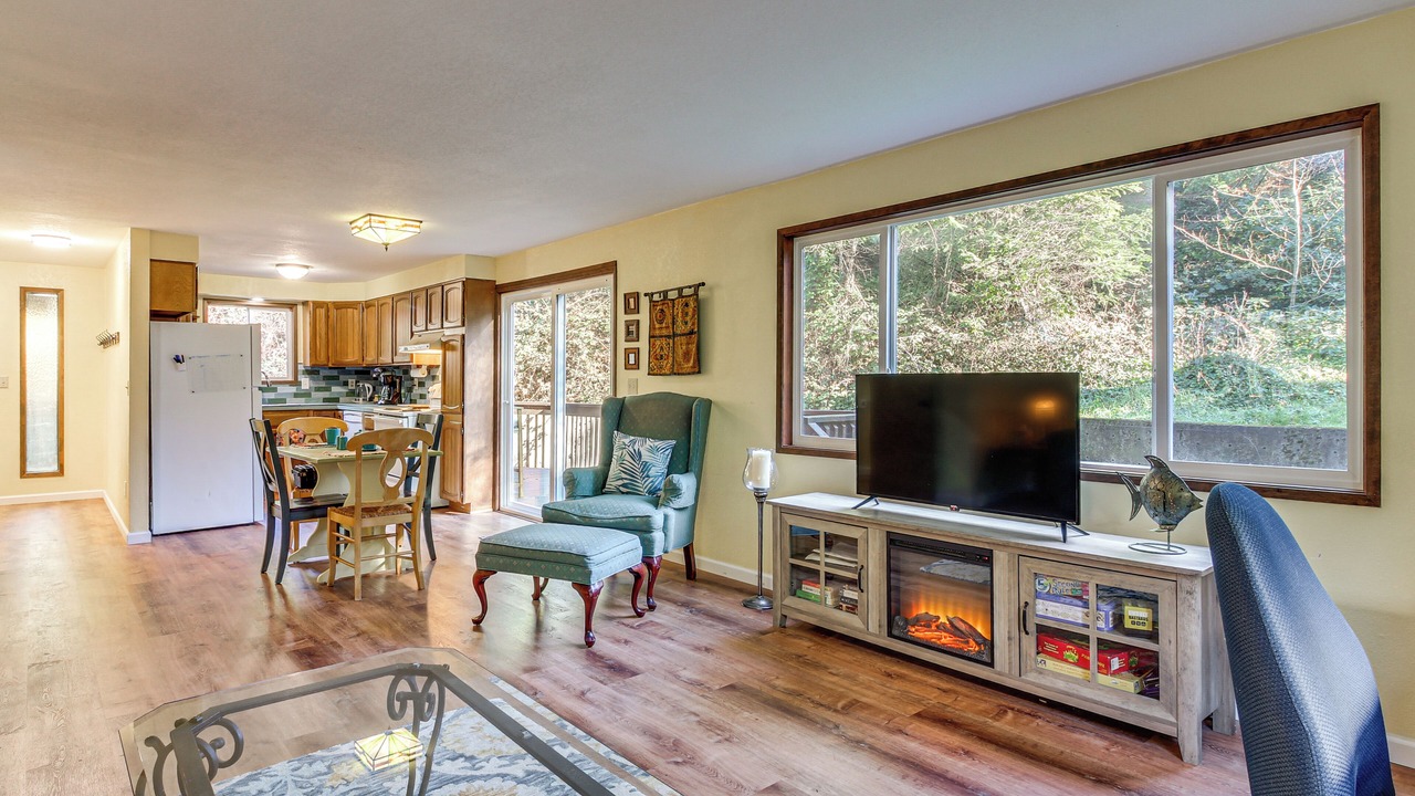 Photo of Livingroom in Coos Bay