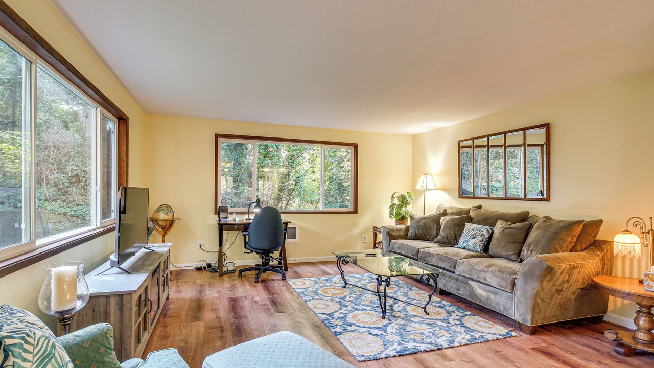 Photo of Livingroom in Coos Bay
