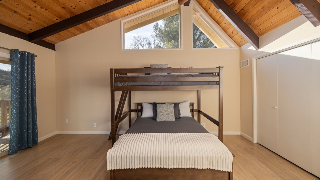 Photo of Bedroom in Yosemite Lakes