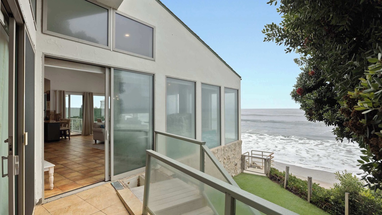 Photo of Livingroom in Western Malibu