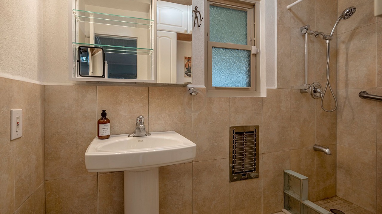 Photo of Bathroom in Araby Commons