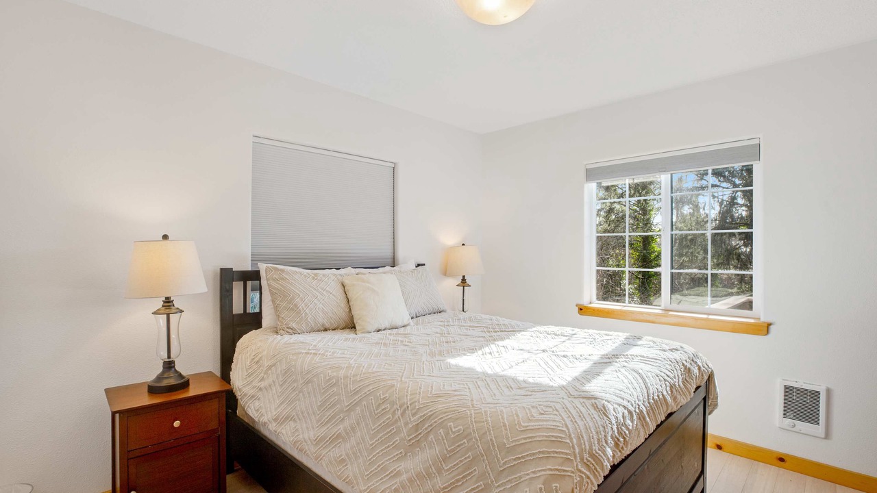 Photo of Bedroom in Netarts
