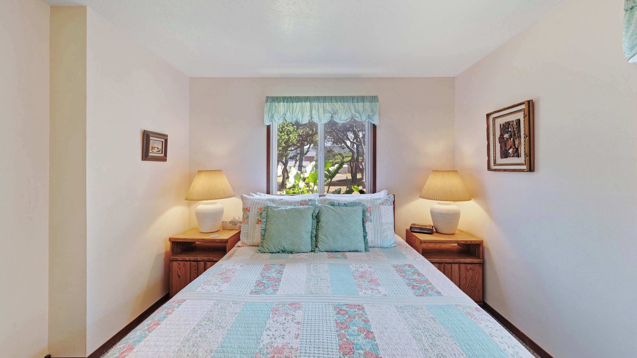 Photo of Bedroom in Gleneden Beach