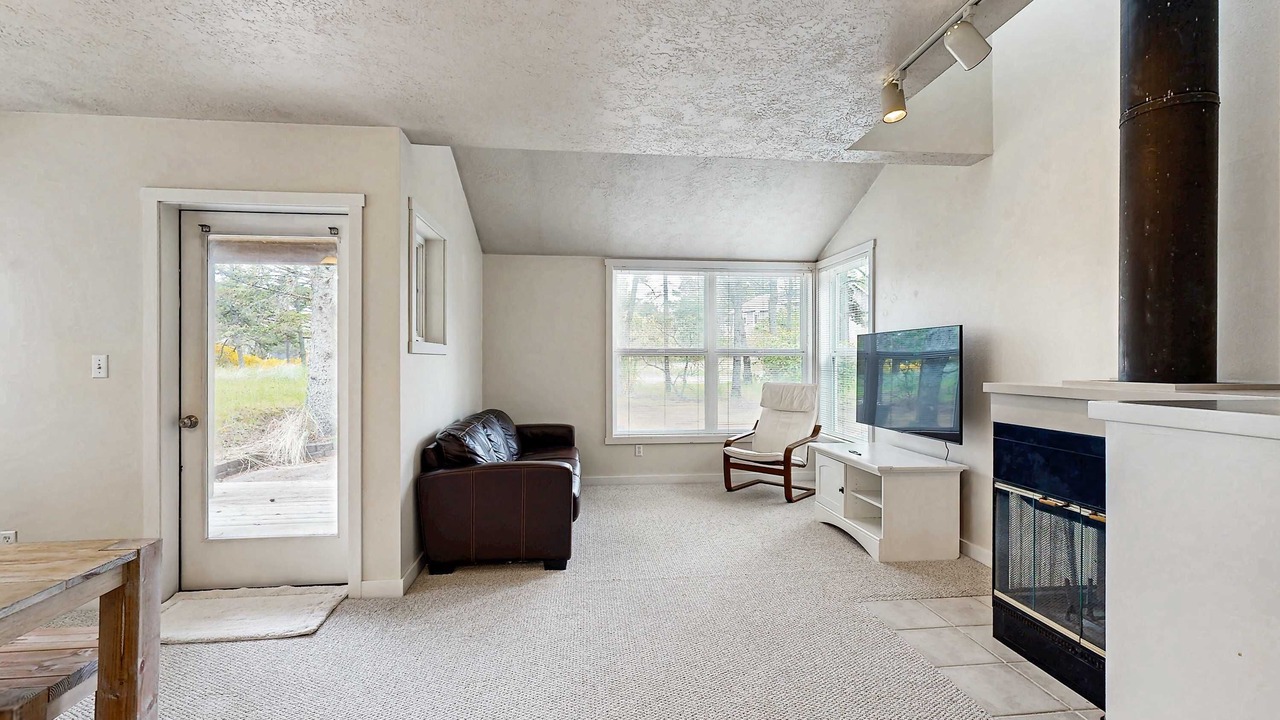 Photo of Livingroom in Shorepine Village