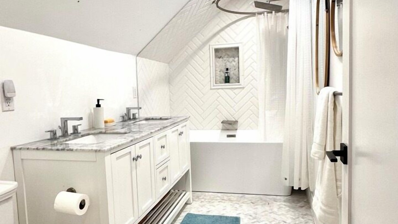 Photo of Bathroom in Crenshaw