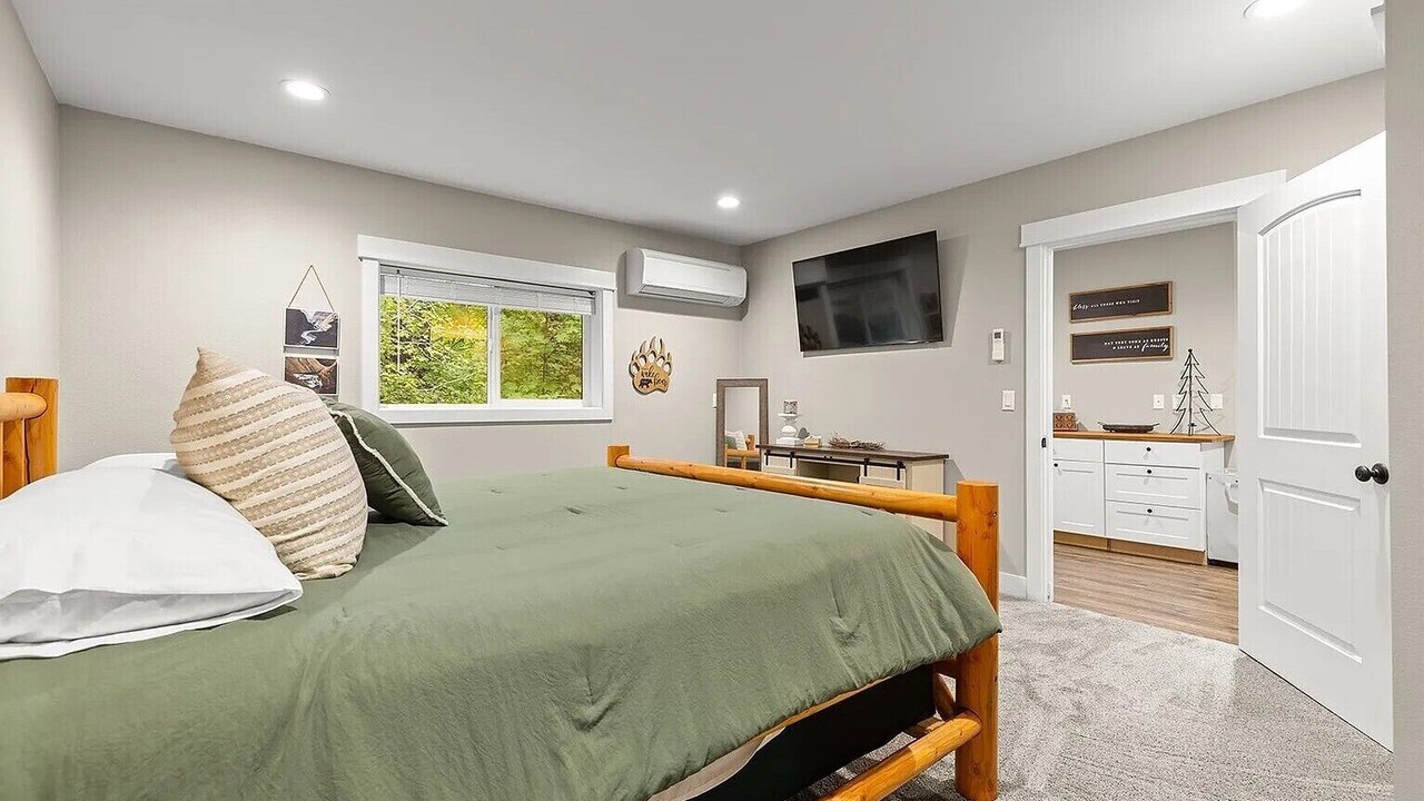 Photo of Bedroom in Mount St. Helens