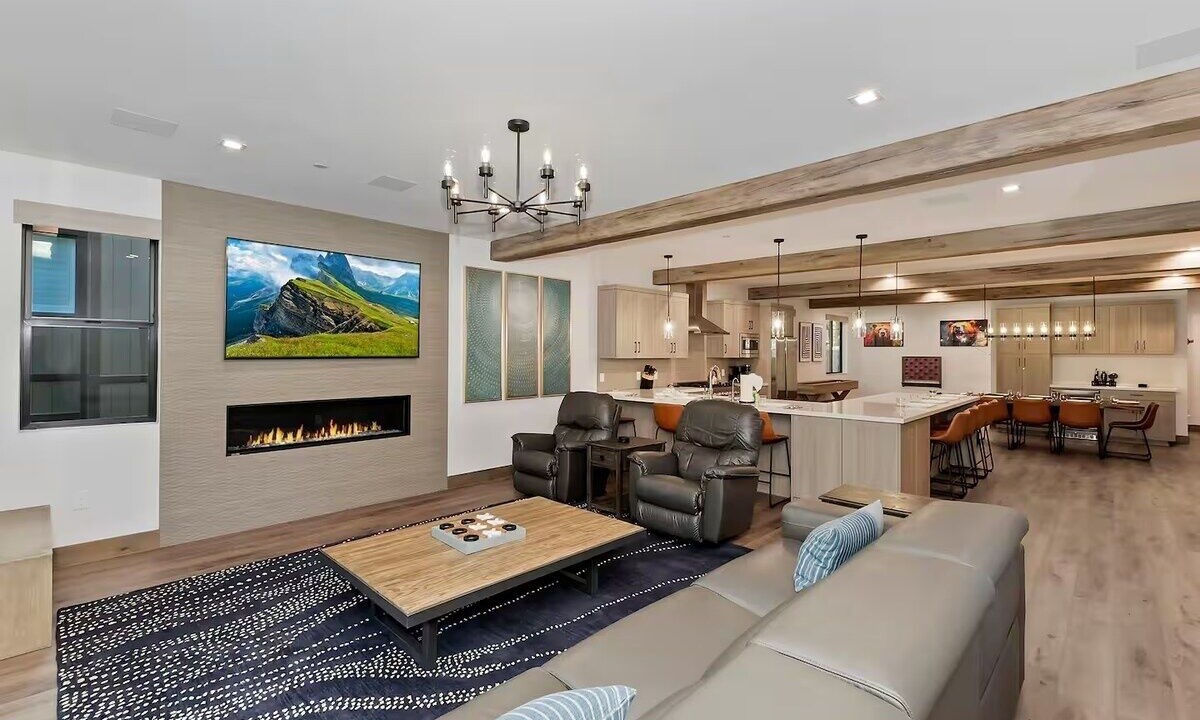 Photo of Livingroom in Summit Estates