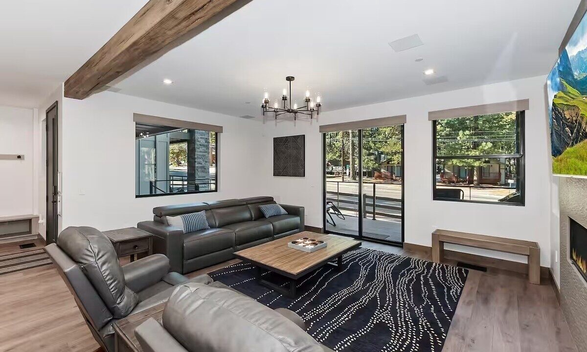 Photo of Livingroom in Summit Estates