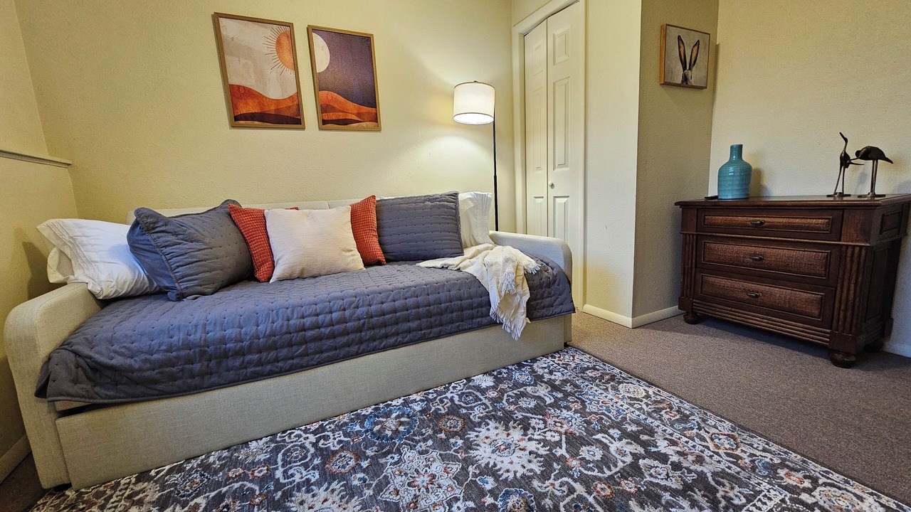 Photo of Livingroom in South Perry District