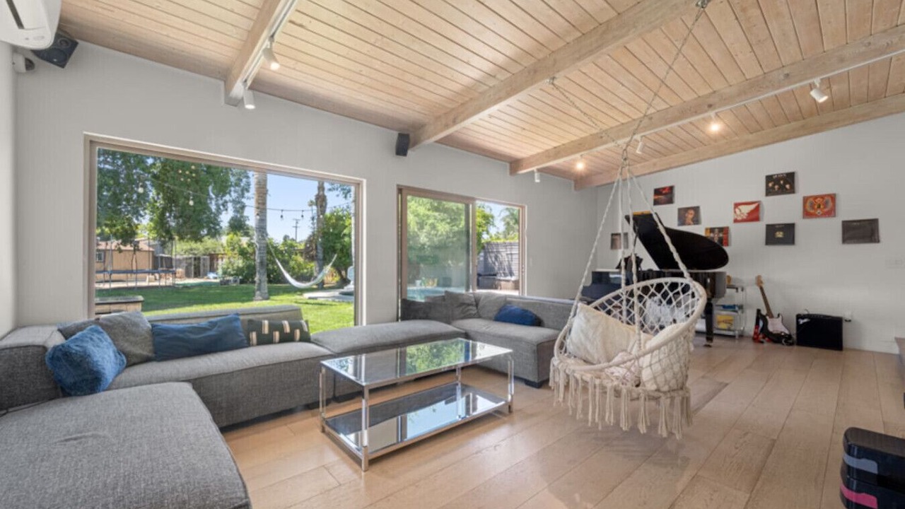 Photo of Livingroom in Woodland Hills