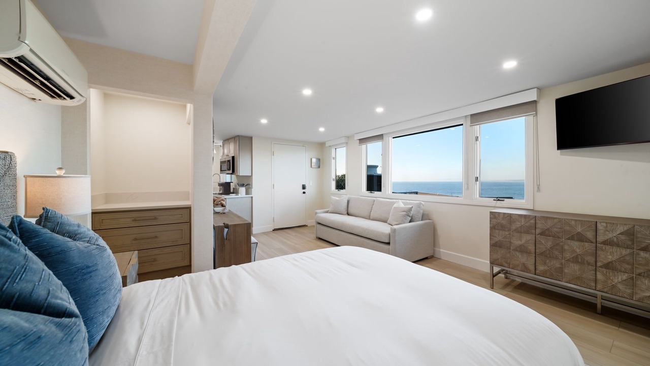 Photo of Bedroom in Village of La Jolla
