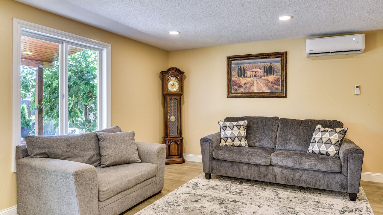 Photo of Livingroom in Five Corners