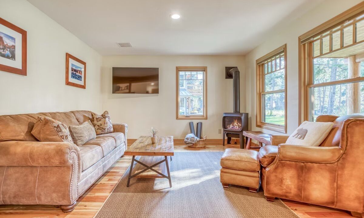 Photo of Livingroom in Oregon Water Wonderland
