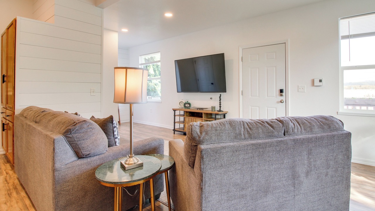 Photo of Livingroom in Coos Bay