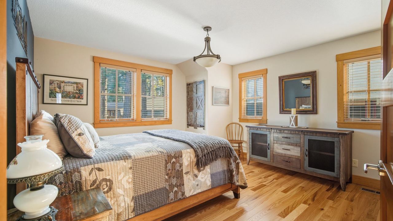Photo of Bedroom in Sisters