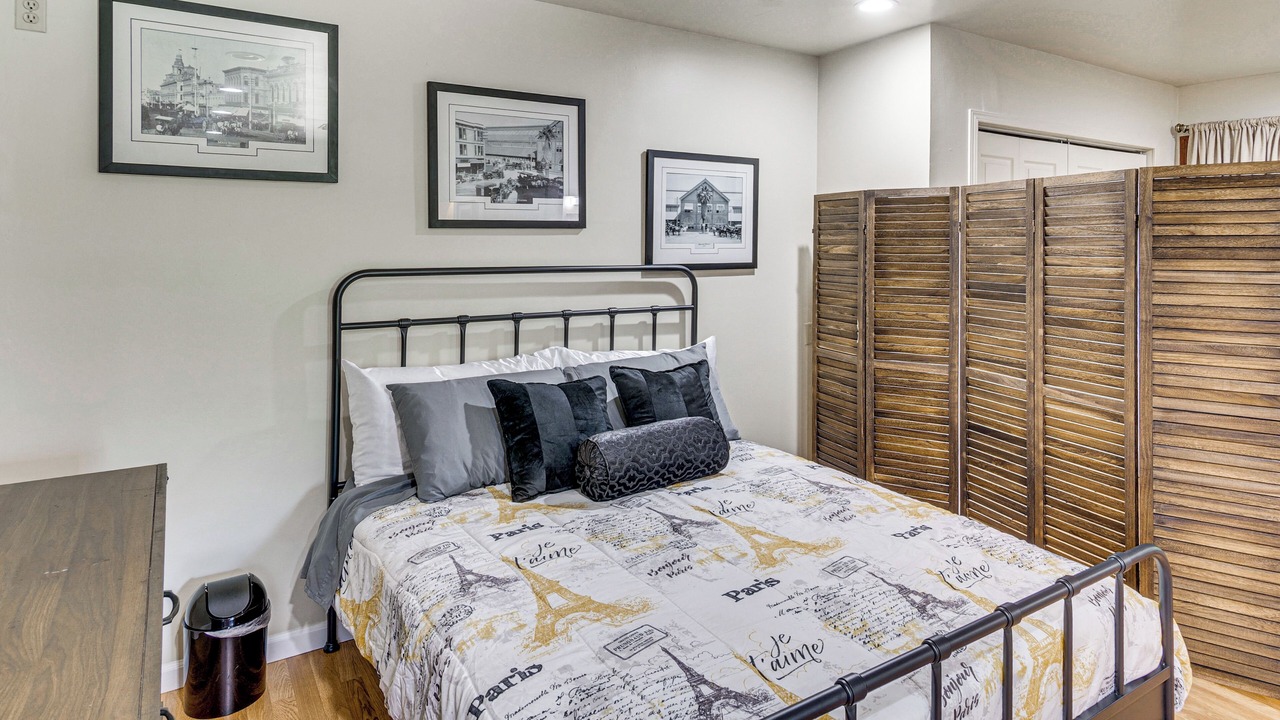 Photo of Bedroom in La Canada Flintridge