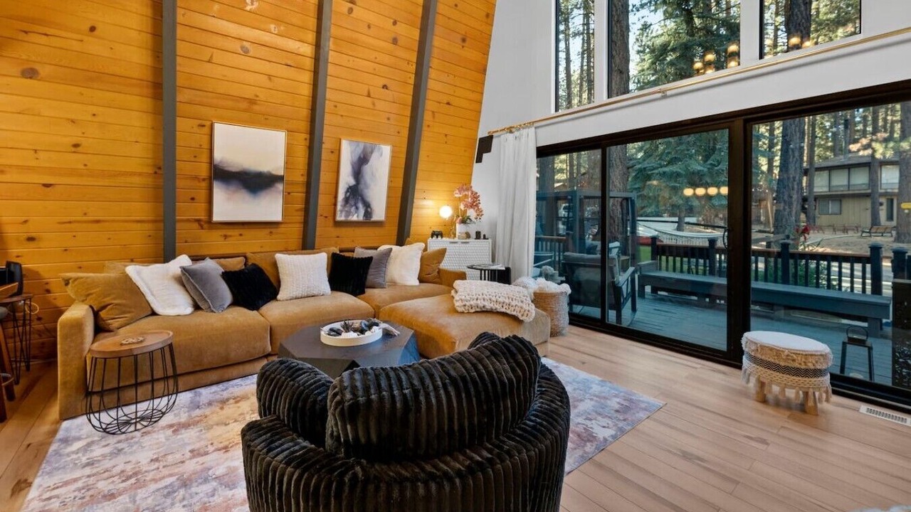 Photo of Livingroom in Summit Estates