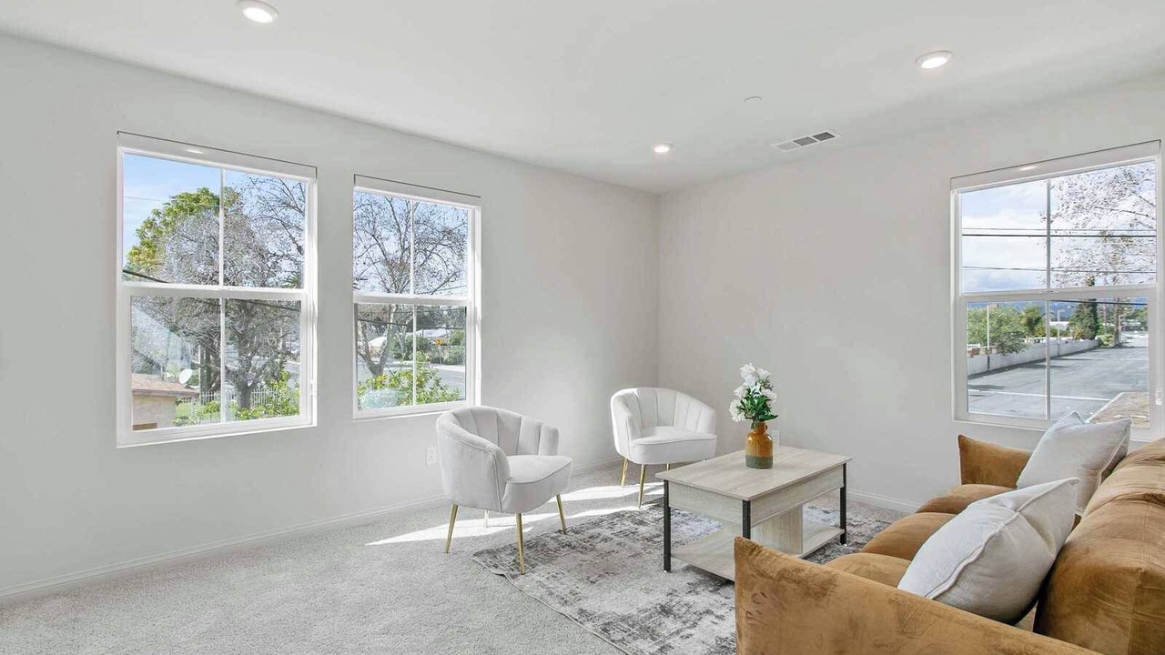 Photo of Livingroom in Westmont