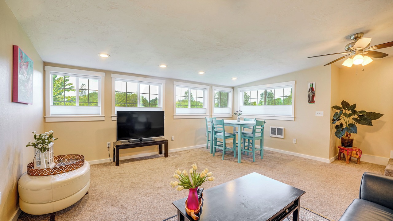 Photo of Livingroom in Pleasant Valley