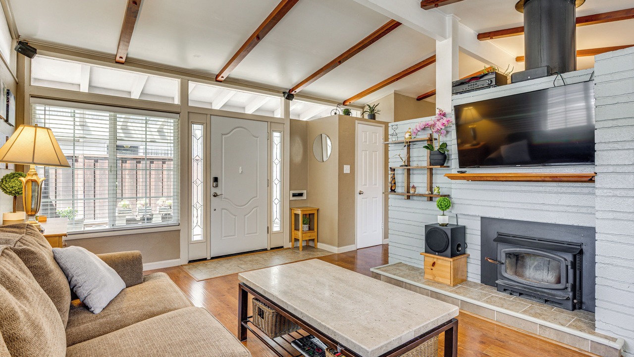 Photo of Livingroom in Hayward