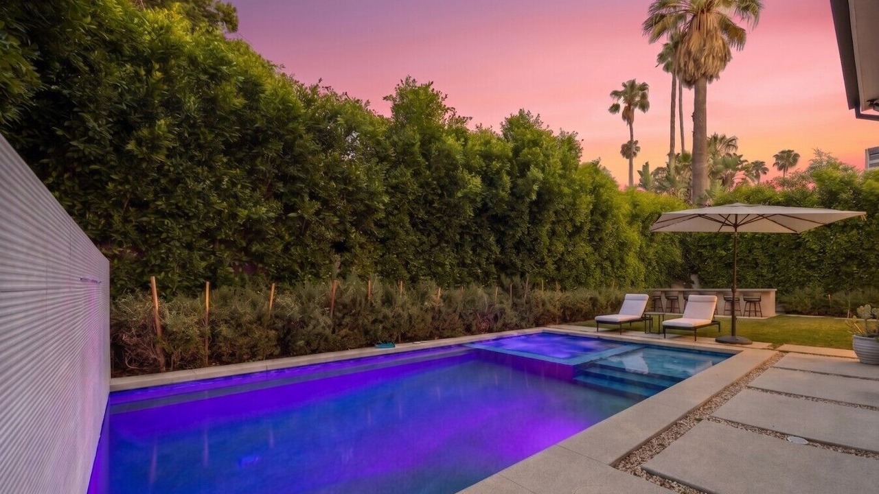 Photo of Others in Encino