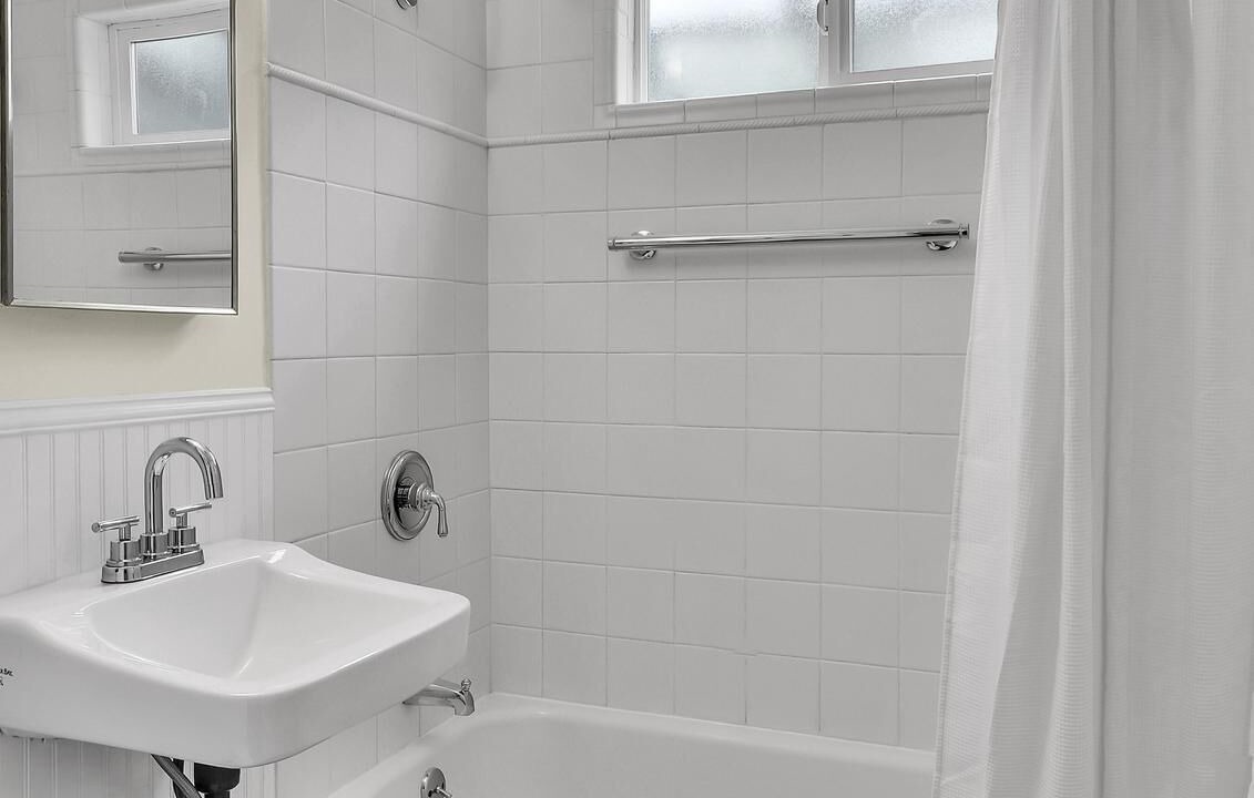 Photo of Bathroom in Central District