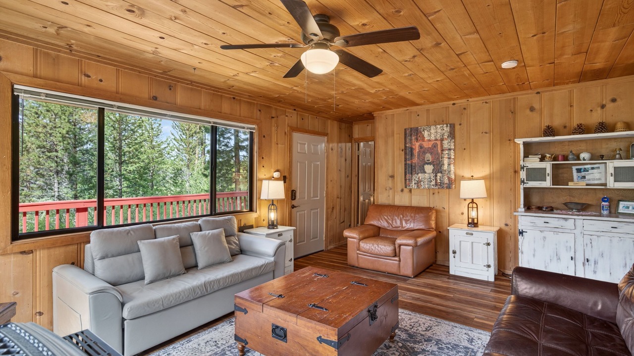 Photo of Livingroom in Black Bart