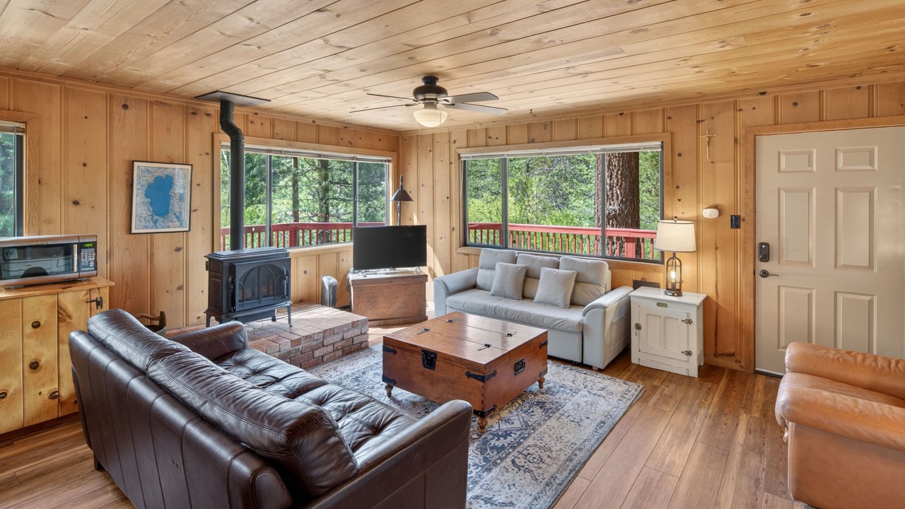 Photo of Livingroom in Black Bart