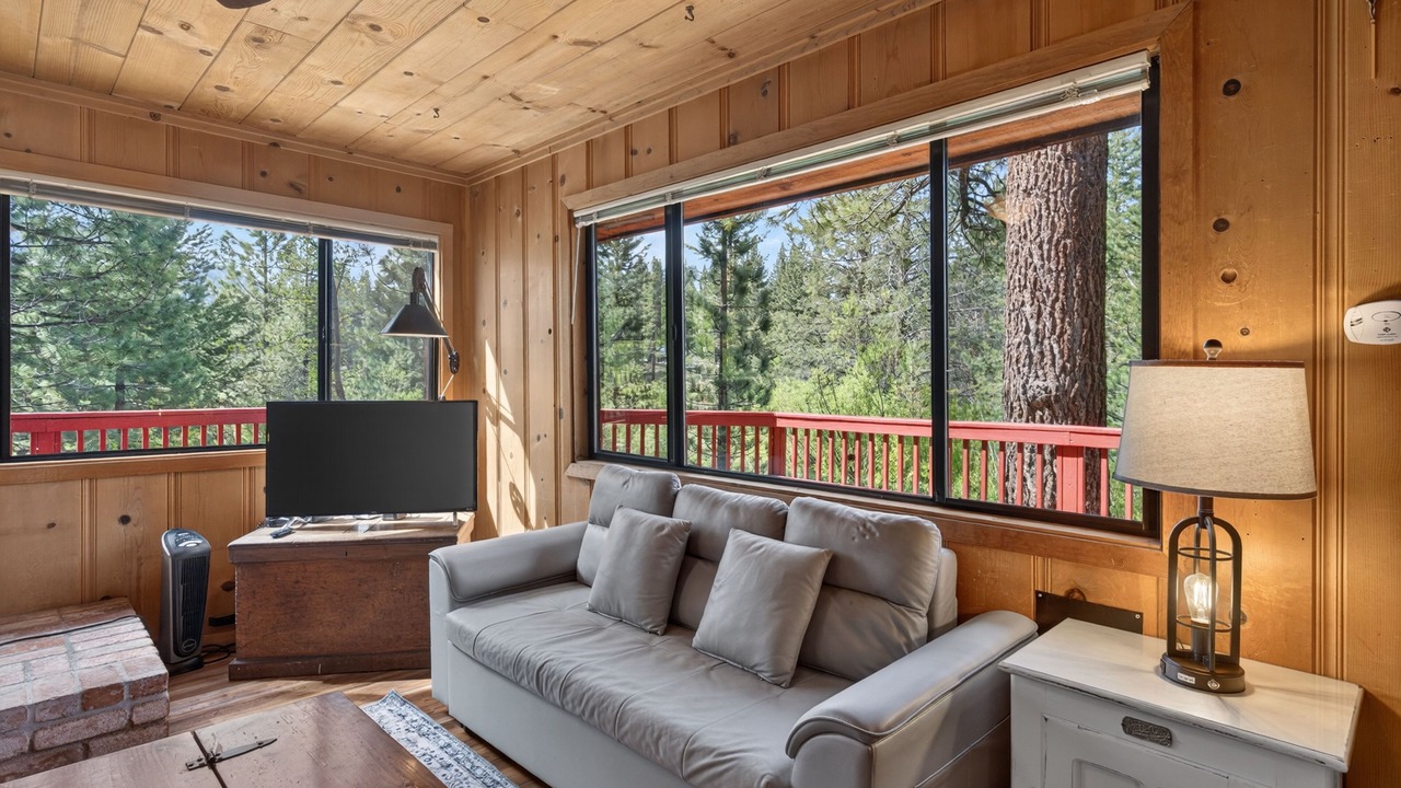 Photo of Livingroom in Black Bart