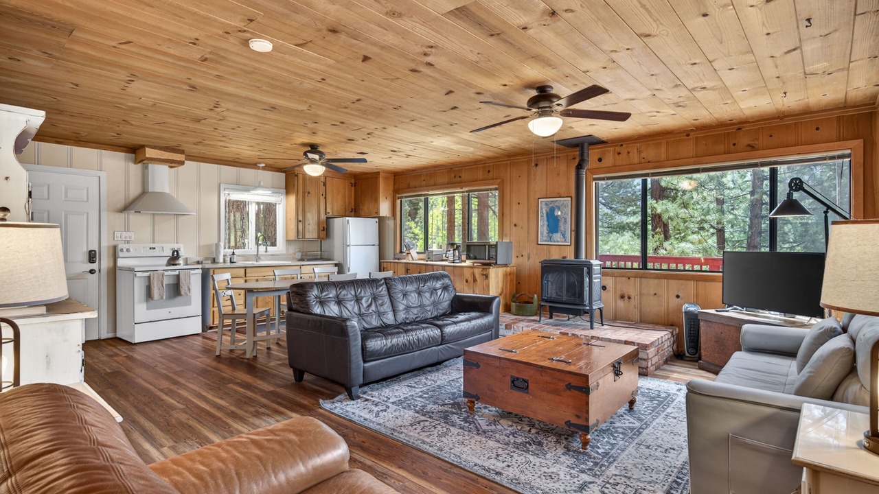 Photo of Livingroom in Black Bart