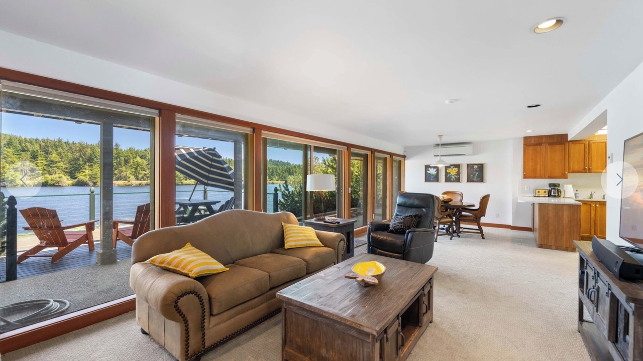 Photo of Livingroom in Saunders Lake
