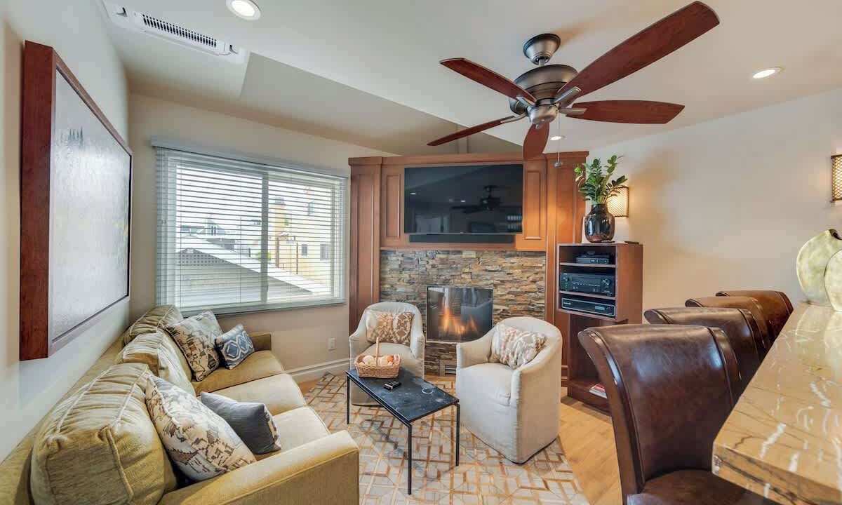 Photo of Livingroom in Balboa Peninsula