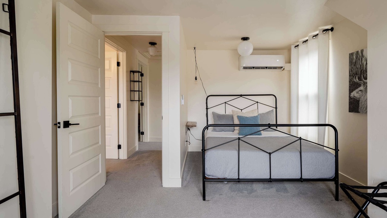 Photo of Bedroom in Hosford-Abernethy