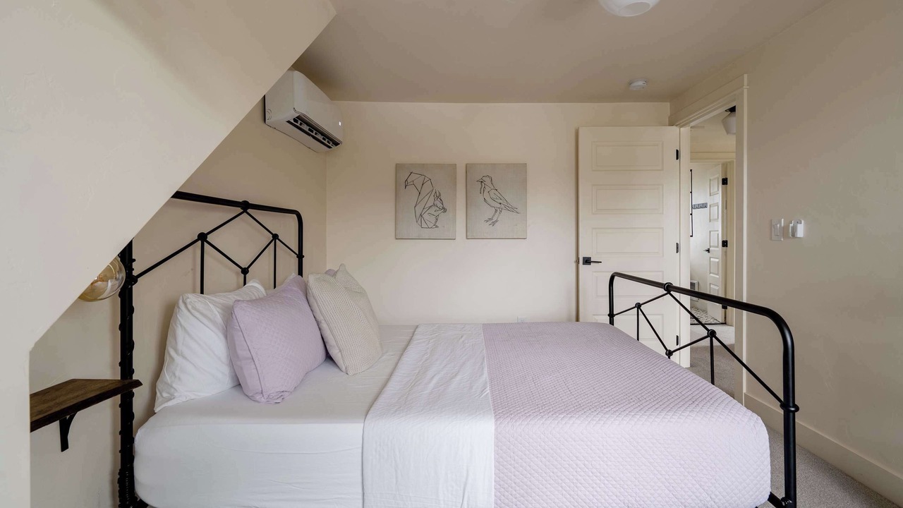 Photo of Bedroom in Hosford-Abernethy