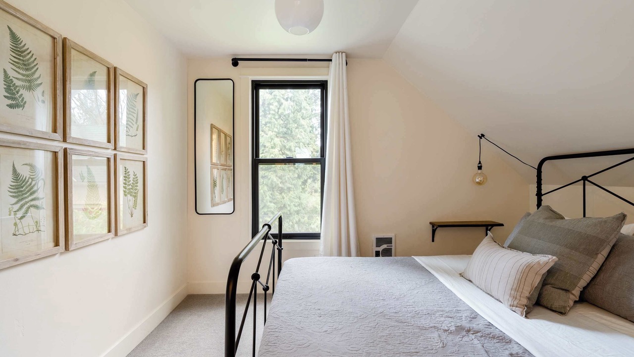 Photo of Bedroom in Hosford-Abernethy