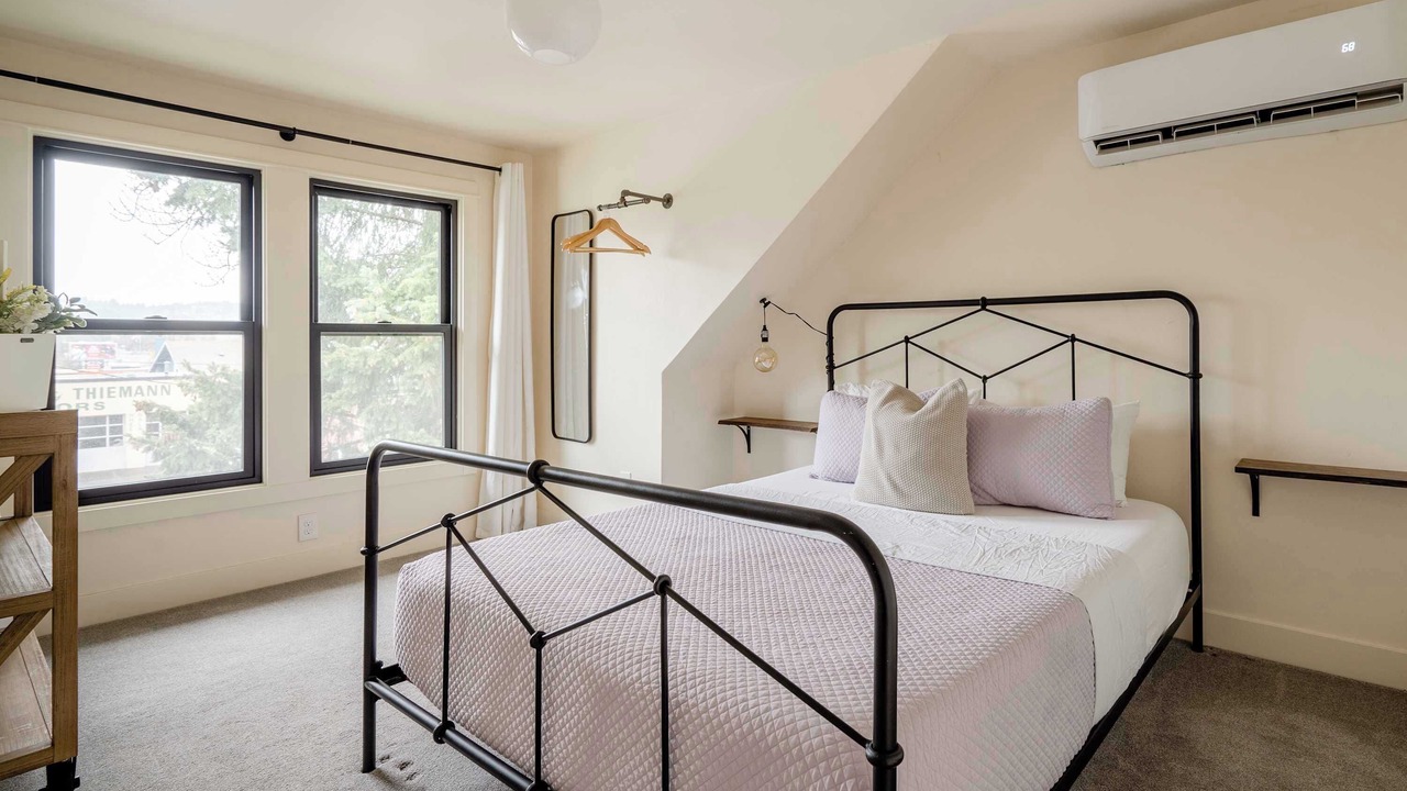 Photo of Bedroom in Hosford-Abernethy