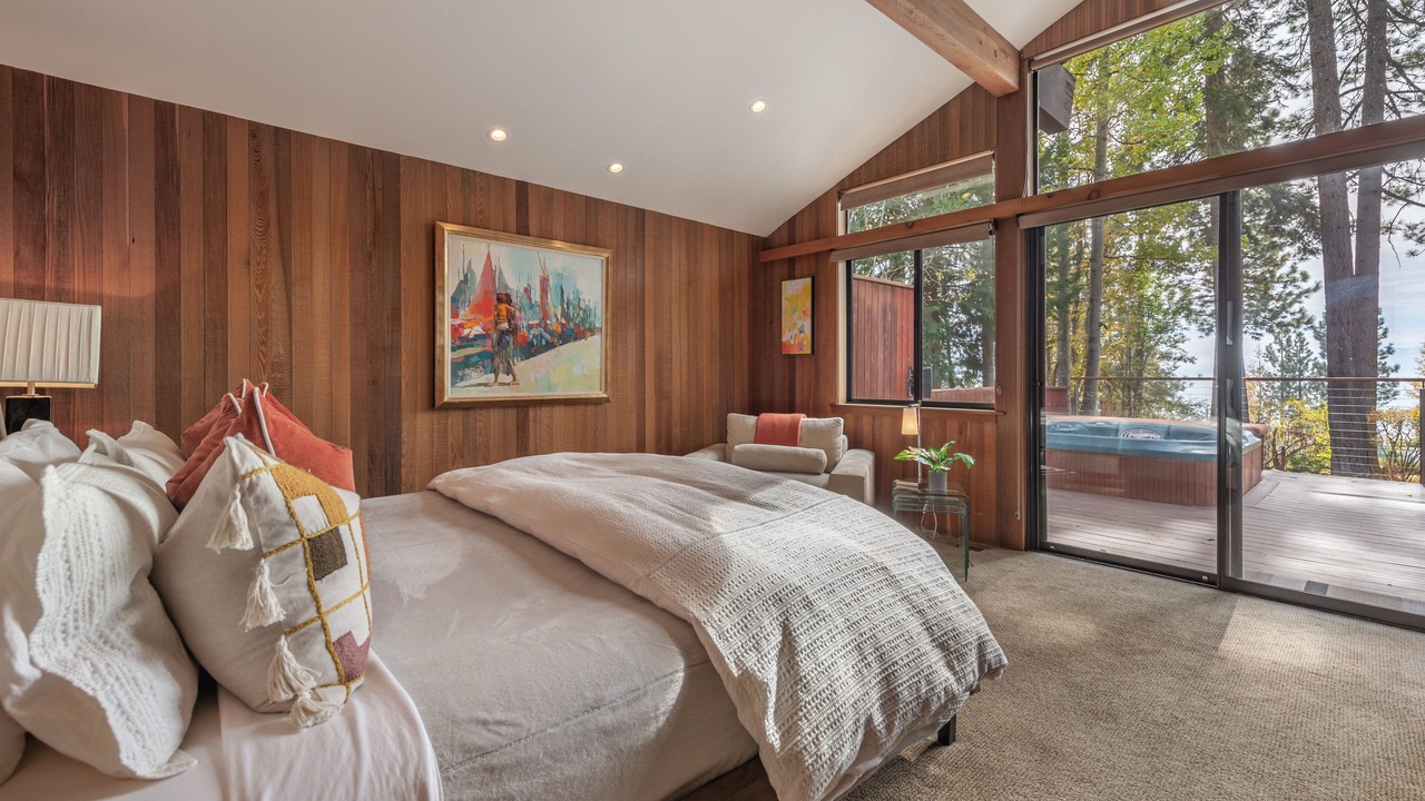 Photo of Bedroom in Lake Forest