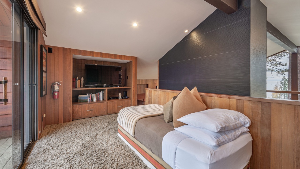 Photo of Bedroom in Lake Forest