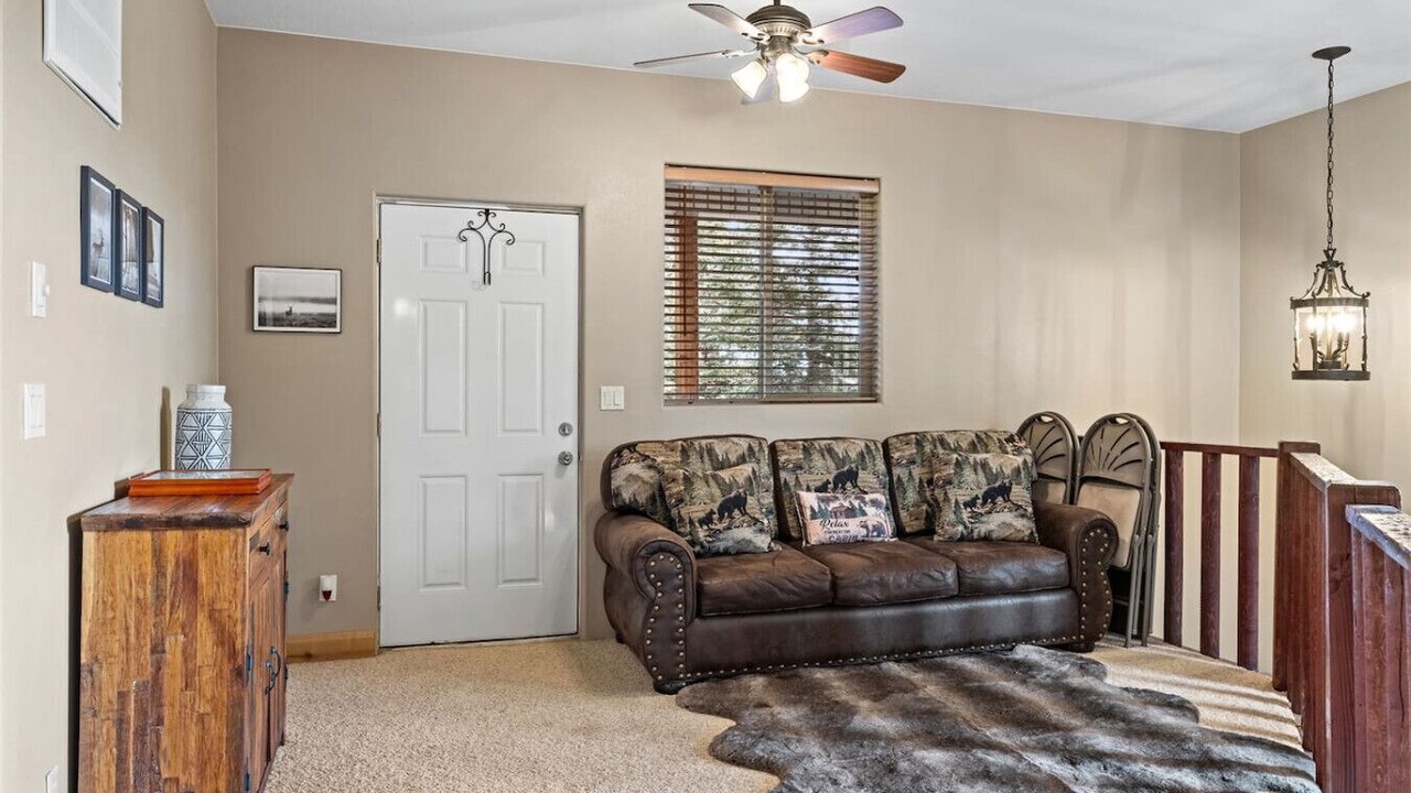 Photo of Livingroom in Meadow View Heights