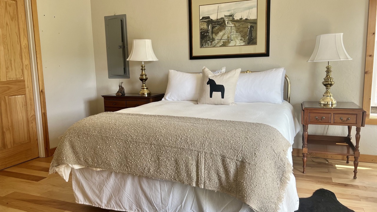Photo of Bedroom in Spray