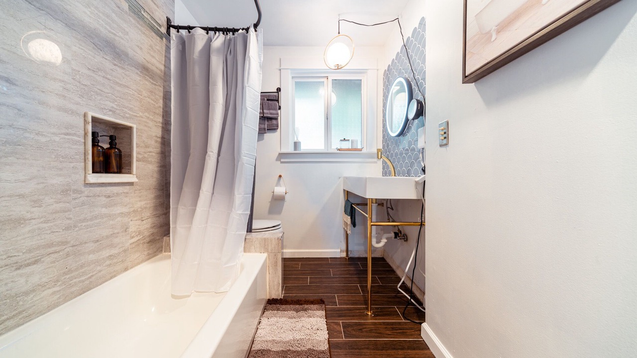 Photo of Bathroom in Maple Leaf