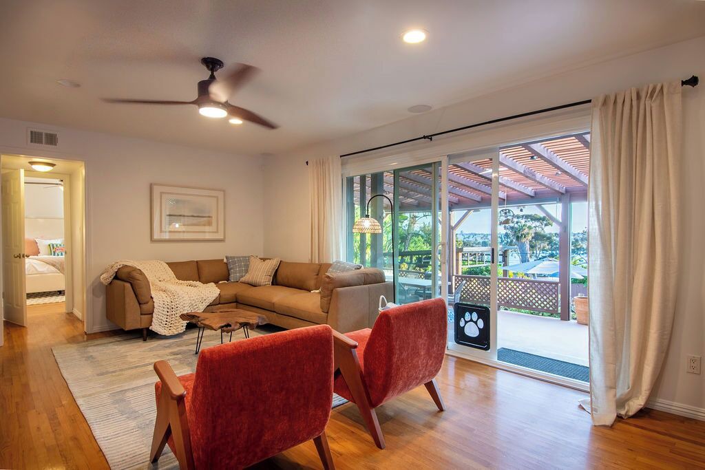 Photo of Livingroom in Bay Park