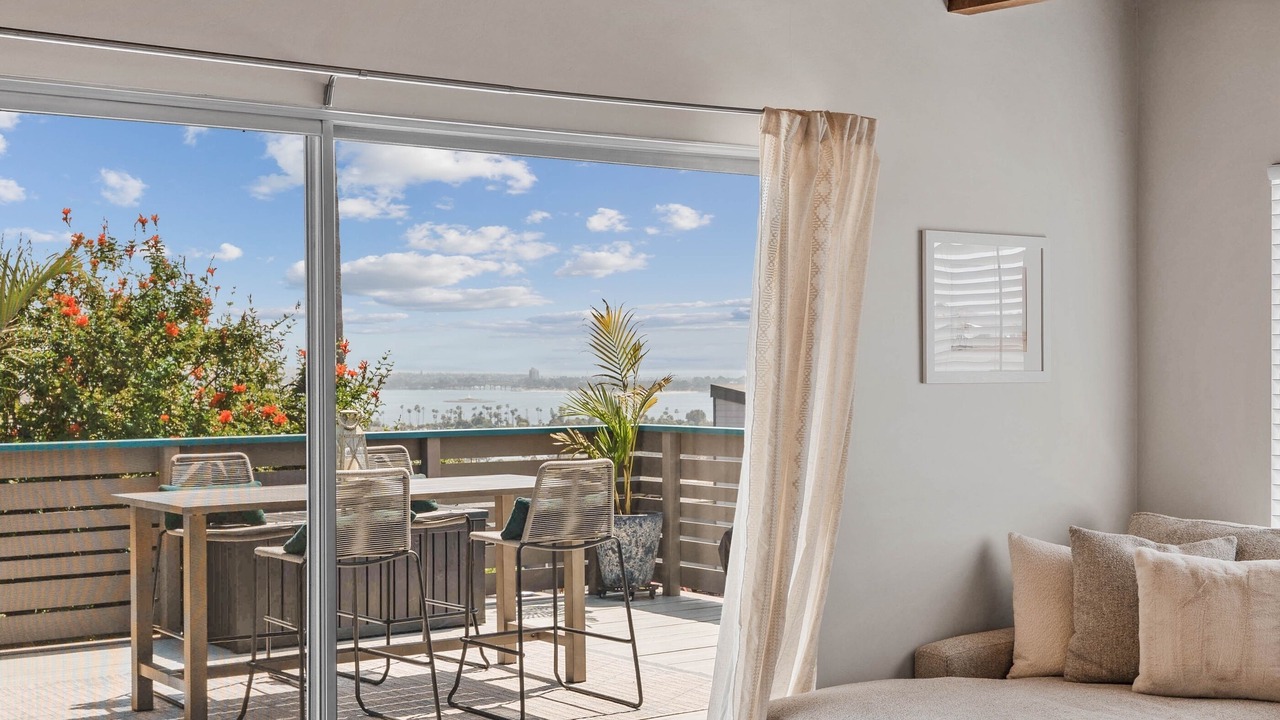 Photo of Livingroom in Bay Park